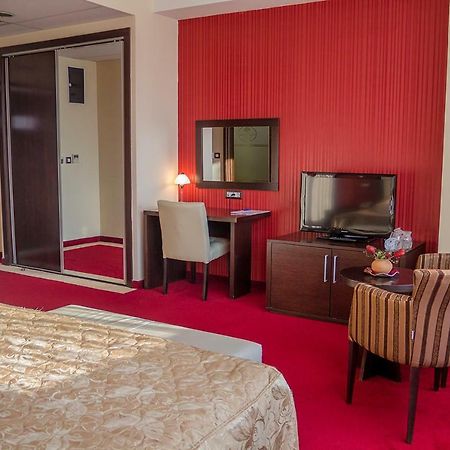 Tcc Grand Plaza Hotel Skopje Buitenkant foto