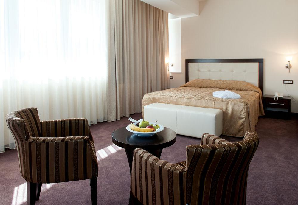 Tcc Grand Plaza Hotel Skopje Buitenkant foto