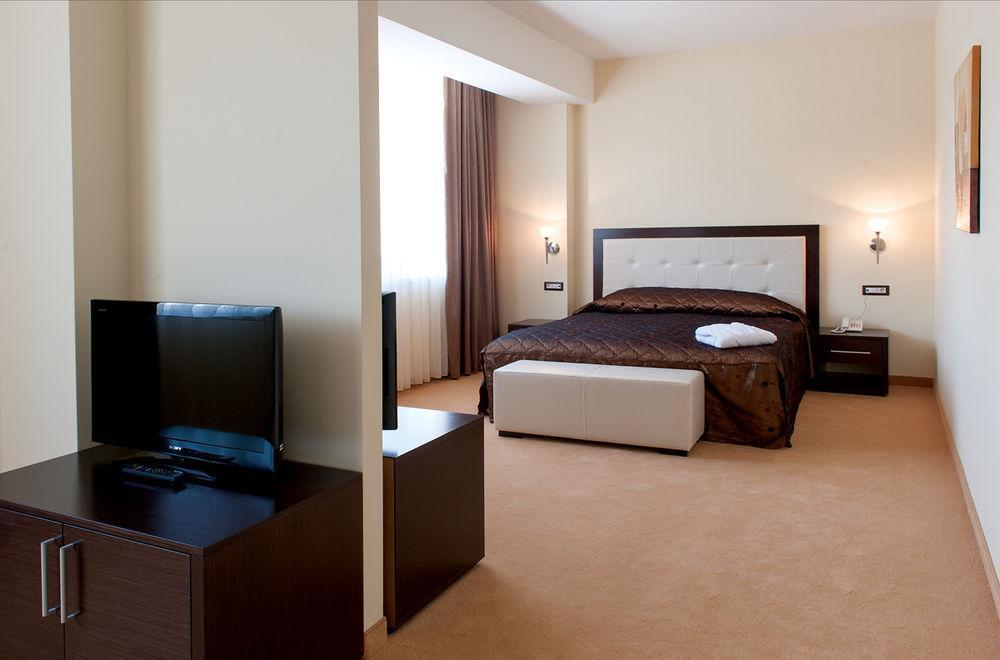 Tcc Grand Plaza Hotel Skopje Buitenkant foto