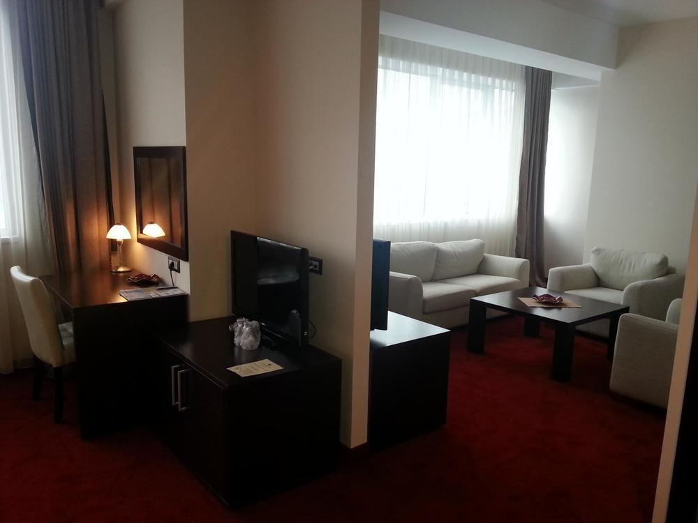 Tcc Grand Plaza Hotel Skopje Buitenkant foto