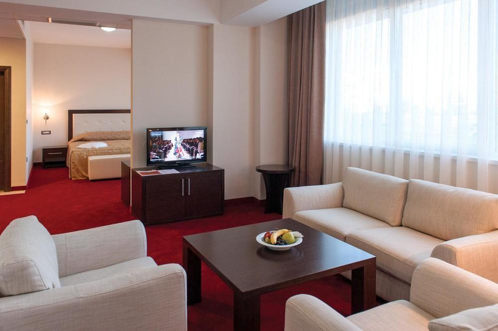 Tcc Grand Plaza Hotel Skopje Buitenkant foto