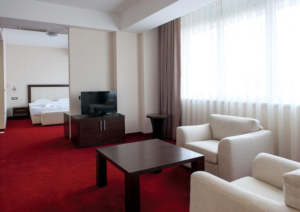 Tcc Grand Plaza Hotel Skopje Buitenkant foto