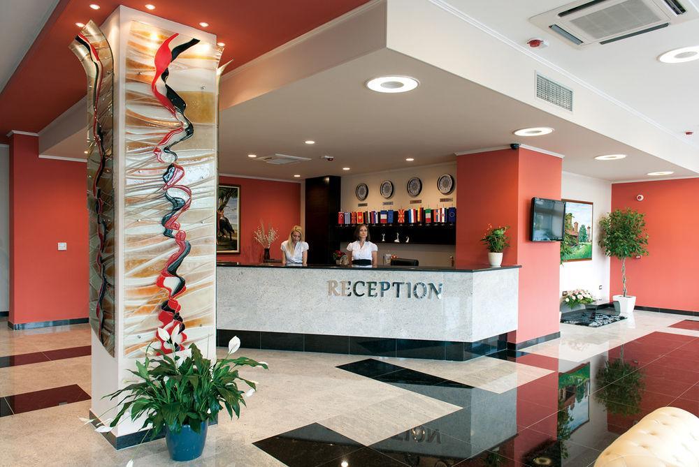 Tcc Grand Plaza Hotel Skopje Buitenkant foto