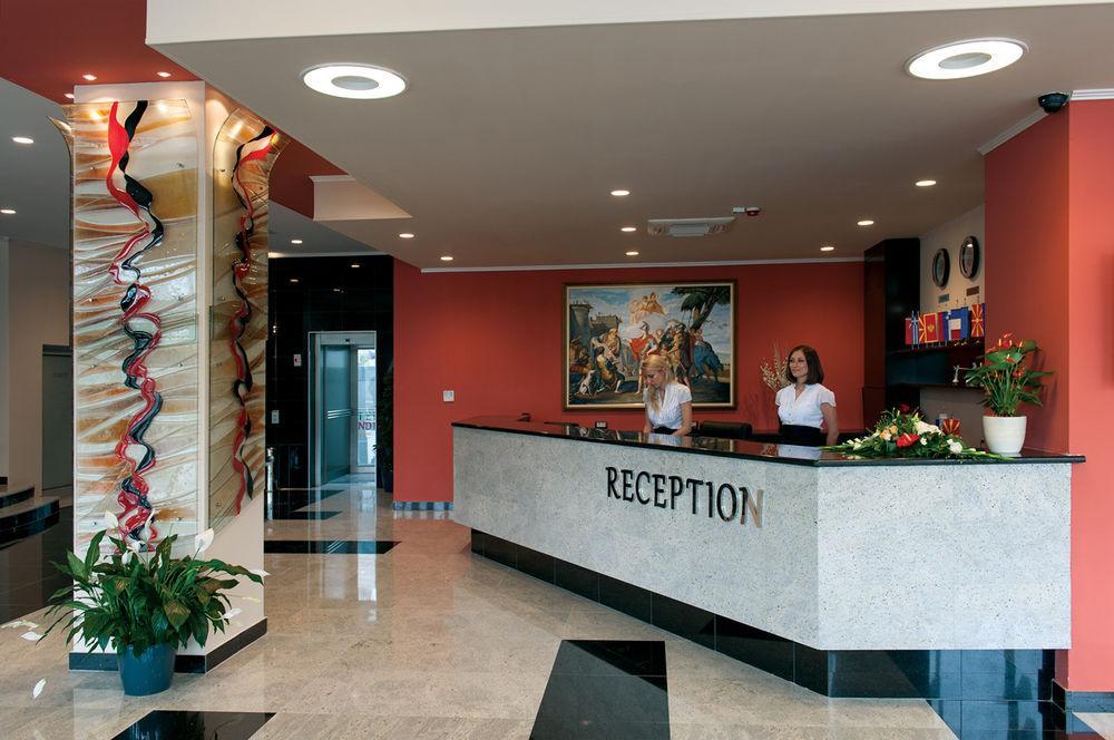 Tcc Grand Plaza Hotel Skopje Buitenkant foto