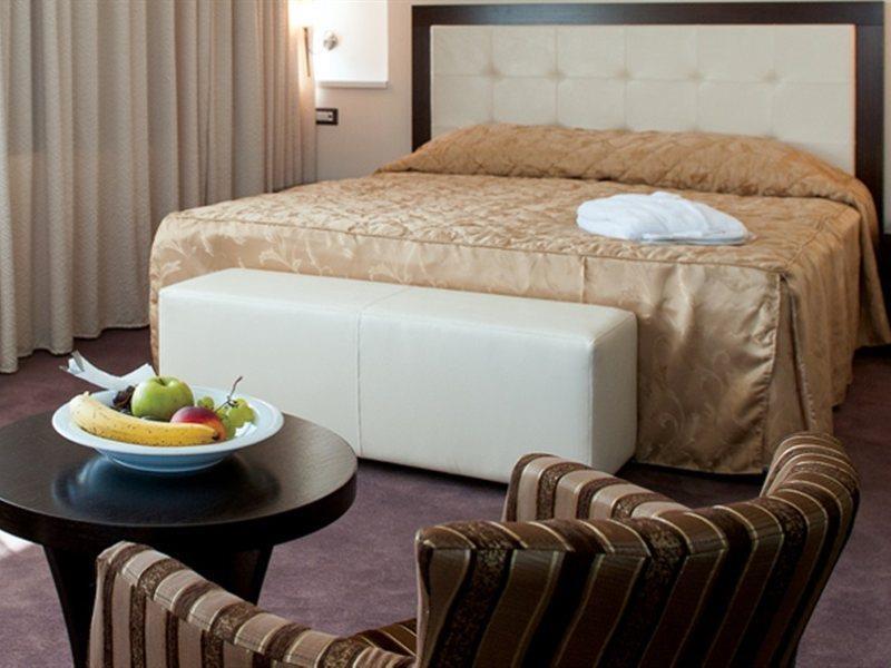 Tcc Grand Plaza Hotel Skopje Buitenkant foto