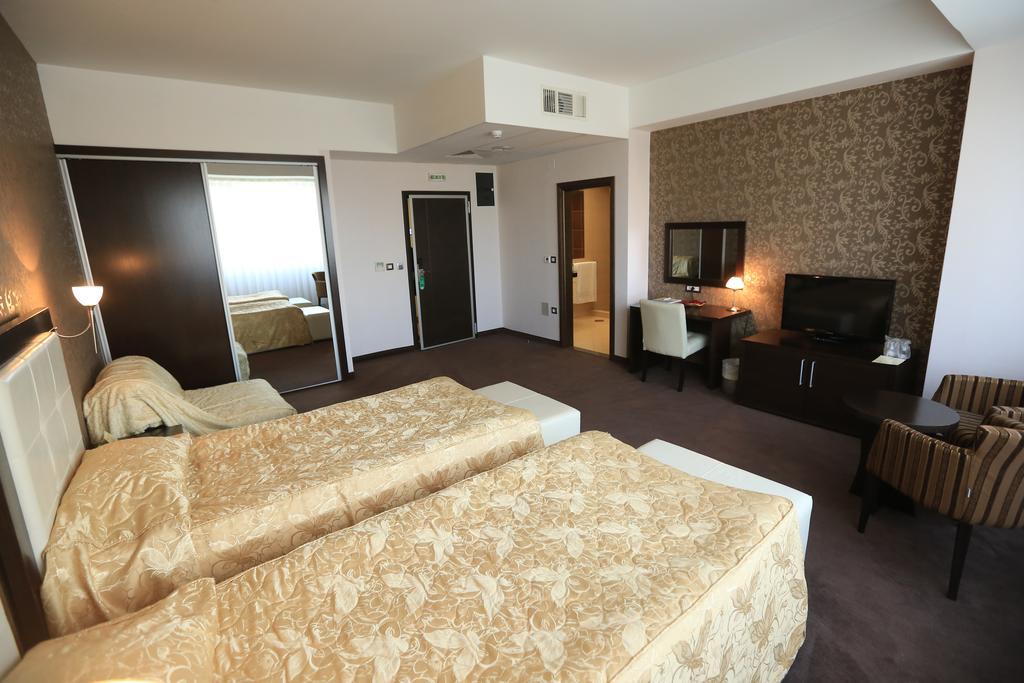 Tcc Grand Plaza Hotel Skopje Buitenkant foto