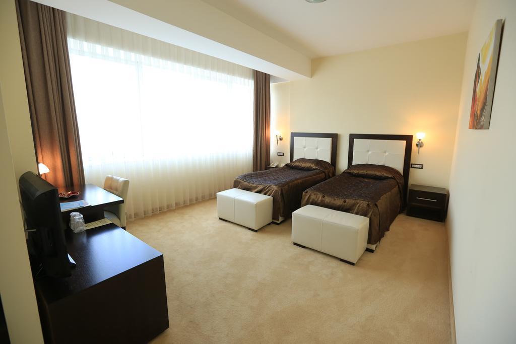 Tcc Grand Plaza Hotel Skopje Buitenkant foto