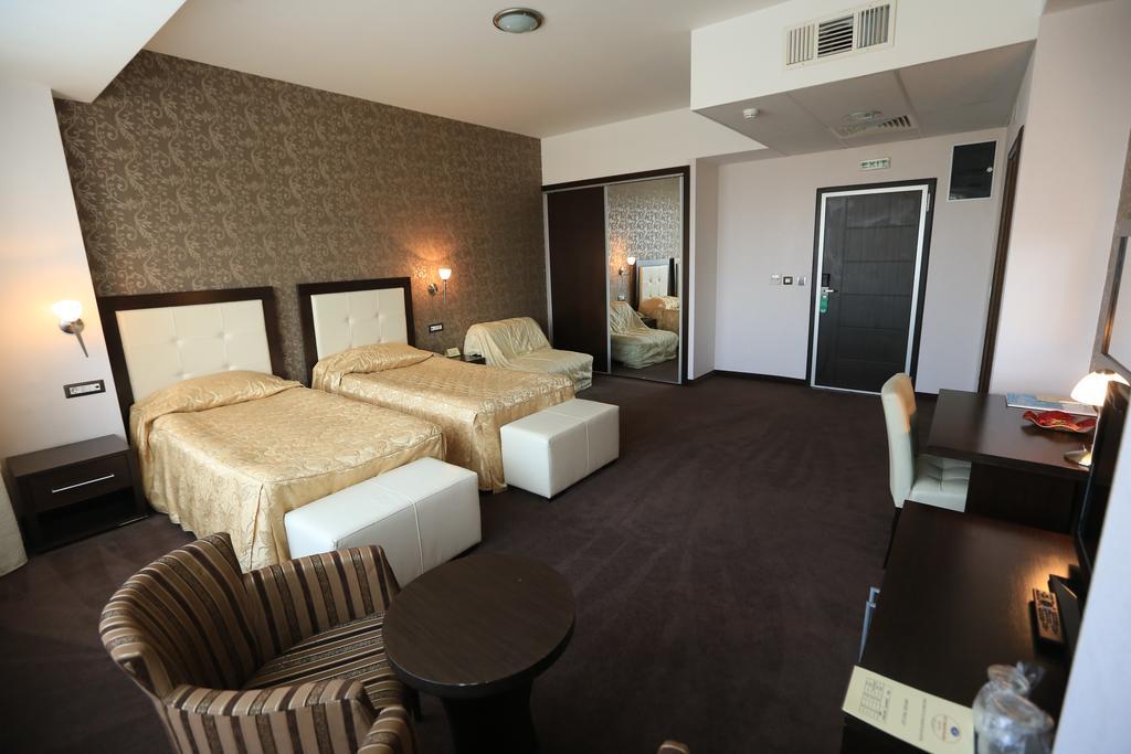 Tcc Grand Plaza Hotel Skopje Buitenkant foto