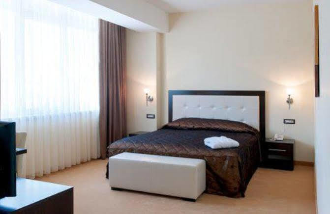 Tcc Grand Plaza Hotel Skopje Buitenkant foto