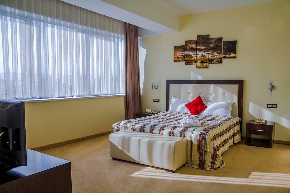 Tcc Grand Plaza Hotel Skopje Buitenkant foto
