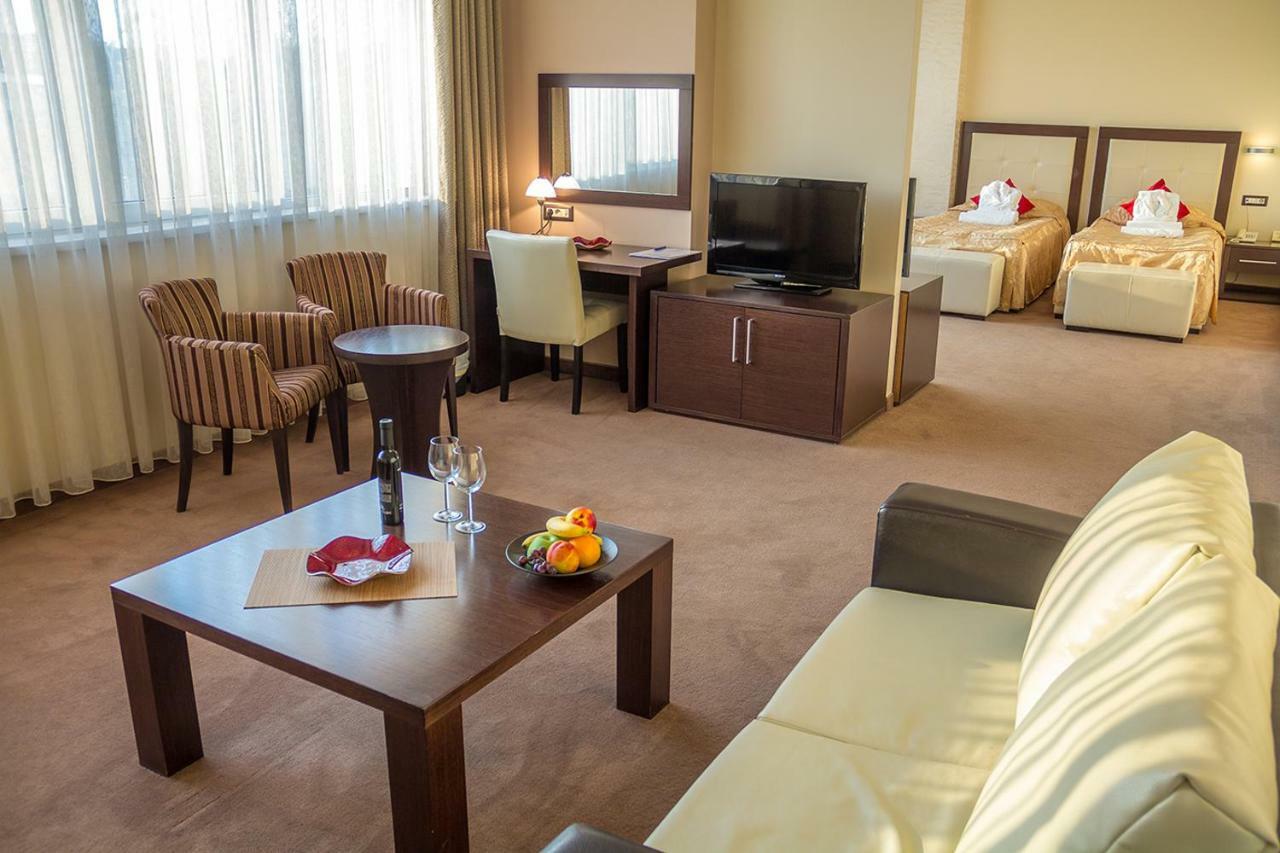 Tcc Grand Plaza Hotel Skopje Buitenkant foto