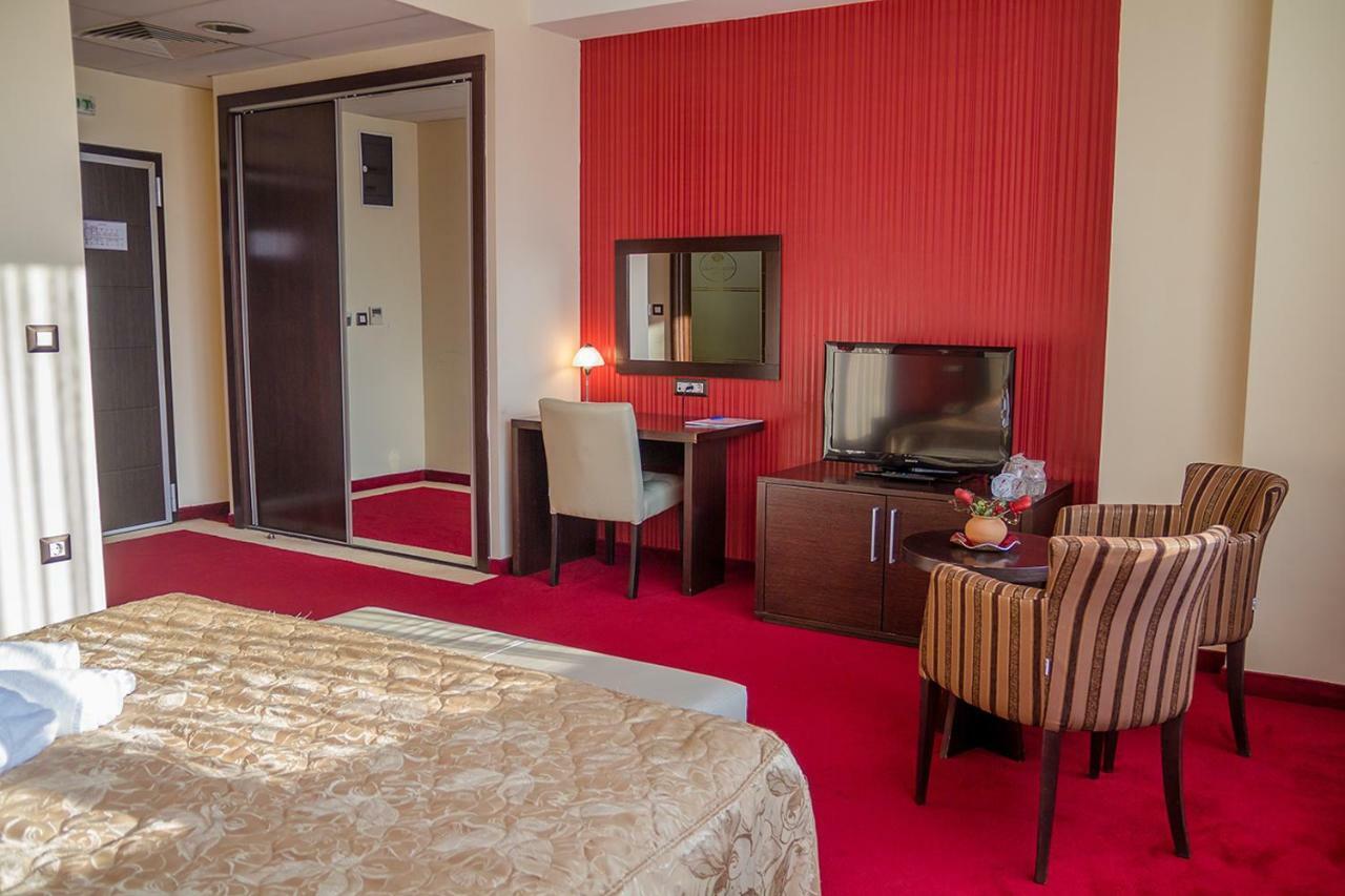 Tcc Grand Plaza Hotel Skopje Buitenkant foto